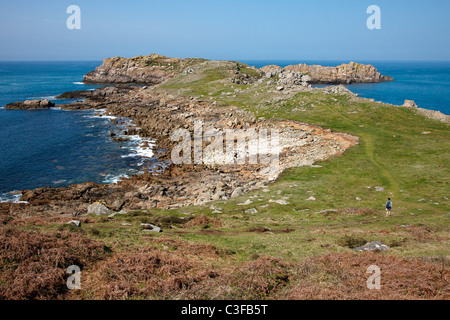 Walker en descendant vers Shipman tête sur la côte nord sauvage de Bryher Îles Scilly Banque D'Images