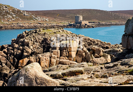 Cromwell's Castle sur Tresco de Shipman tête en bas à l'échelle nouvelle Bryher le port de Grimsby Banque D'Images