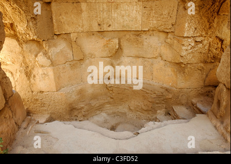 St Siméon. La Syrie. Quelques marches mènent jusqu'à la promenade à travers font baptismal au baptistère de Saint Siméon. Banque D'Images