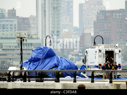 Les équipes de rétablissement ont tiré l'épave d'un hélicoptère sur le fleuve Hudson après samedi, une collision en vol mortelle Banque D'Images