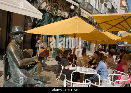 Sculpture en bronze du poète Fernando Pessoa se trouve à l'extérieur Brasieira Cafe, quartier du Chiado de Lisbonne, Portugal Banque D'Images