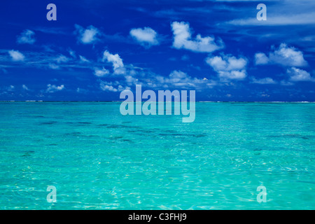 L'océan tropical avec ciel bleu avec des couleurs de l'océan Banque D'Images