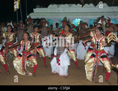 Les danseurs masculins et féminins à Poya ou Pleine Lune Festival au Temple Purana Gmbh près de Galle du Sud du Sri Lanka Banque D'Images