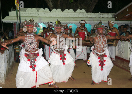 Des danseurs masculins à Poya ou Pleine Lune Festival au Temple Purana Gmbh près de Galle du Sud du Sri Lanka Banque D'Images