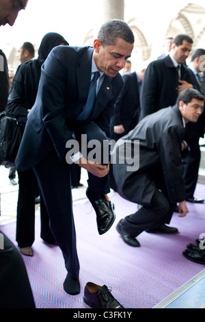 Le président Barack Obama supprime ses chaussures alors qu'il se prépare à visiter la Mosquée Bleue Istanbul, Turquie - 07.04.09 White House Banque D'Images