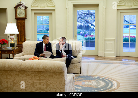 Le président Barack Obama rencontre avec Jon Favreau Directeur de rédaction dans le bureau ovale pour examiner un discours Washington DC, Banque D'Images