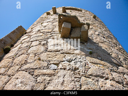 Granit massif donjon de Cromwell's Castle sur l'île de Tresco à Isles of Scilly à jusqu'au seuil d'entrée d'origine Banque D'Images
