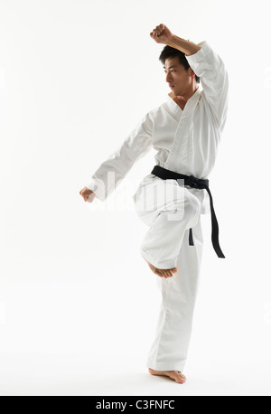 Les hommes asiatiques pratiquant ceinture noire de Karate Banque D'Images