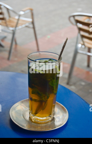 L'un la Menthe thé à la menthe à la place du Petit Socco Medina vieille ville tanger maroc afrique du nord Banque D'Images