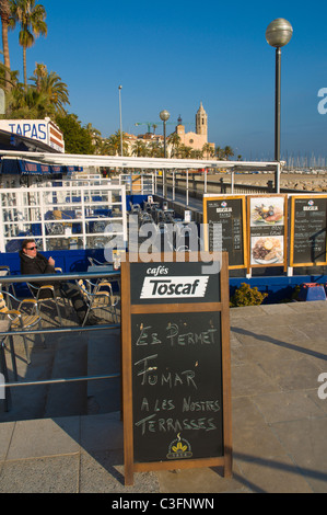 Terrasse de café à Platja de la Ribera beach Sitges Catalogne Espagne Europe Banque D'Images