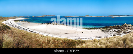 Panorama de Pentle Bay sur l'île de Tresco dans les îles Scilly, regardant vers la lumière de l'Île Ronde et l'île de Saint Martin Banque D'Images