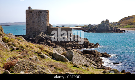 Cromwell's Castle sur l'île de Tresco à Isles of Scilly avec Bryher à travers les eaux du nouveau port de Grimsby Banque D'Images