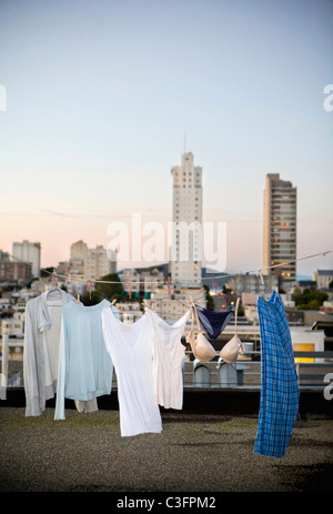 Blanchisserie on clothes line on urban rooftop Banque D'Images