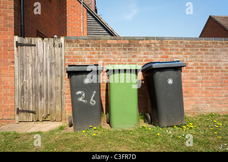 Bacs de collecte, du Conseil dans l'attente de Bidford-on-Avon, dans le Warwickshire, Angleterre, RU Banque D'Images