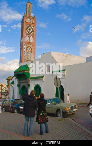 Couple de touristes à l'extérieur de la mosquée la Mosquée Sidi Bou Abid au Grand Socco tanger maroc afrique du nord carré Banque D'Images