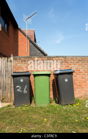 Bacs de collecte, du Conseil dans l'attente de Bidford-on-Avon, dans le Warwickshire, Angleterre, RU Banque D'Images