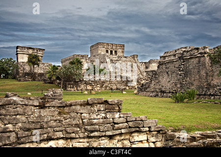 Ruines Maya El Castillo et le Temple de la Dieu descendant à Tulum, Mexique Banque D'Images