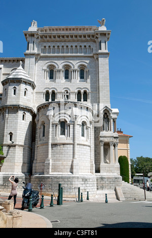 Vue latérale de la Cathédrale de Monaco, situé sur le rocher de la vieille ville de Monaco, à proximité du Palais du Prince, Mai 2011 Banque D'Images