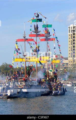 Le Bateau Pirate Gasparilla Tampa Florida Festival au cours de la rivière Hillsborough Banque D'Images