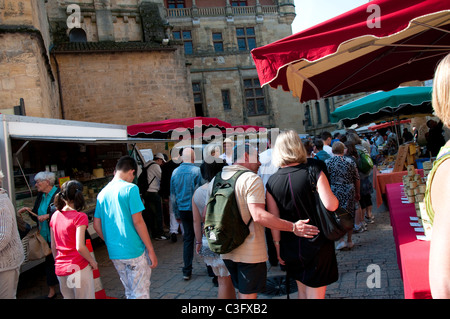 Jour de marché à Sarlat, Dordogne Aquitaine France Banque D'Images