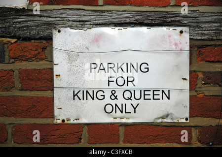 Parking sign l'extérieur d'un pub dans le Hamble près de Southampton. Le signe se lit 'Parking pour le Roi et la Reine seulement' Banque D'Images