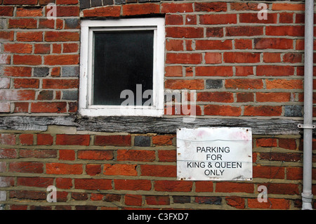 Parking sign l'extérieur d'un pub dans le Hamble près de Southampton. Le signe se lit 'Parking pour le Roi et la Reine seulement' Banque D'Images