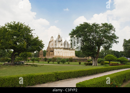 Parc en face d'un temple, Temple Lakshmi, Khajuraho, District Chhatarpur, Madhya Pradesh, Inde Banque D'Images