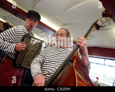 Deux hommes chanter des chansons de marin traditionnel à bord d'un navire parti. Zierikzee, Zélande, Pays-Bas Banque D'Images