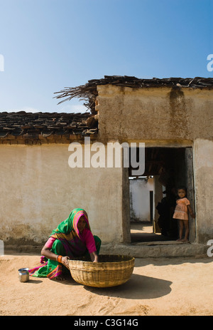 Femme travaillant en face d'une maison, Khajuraho, District Chhatarpur, Madhya Pradesh, Inde Banque D'Images