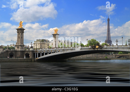 Vue sur la Tour Eiffel et le Pont Alexandre III à partir de l'autre côté de la Seine, Paris, France Banque D'Images