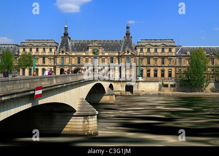Pont du Carrousel, Seine, et Musée du Louvre. Construit au 20e siècle pour remplacer l'original structure du xixe siècle. Banque D'Images