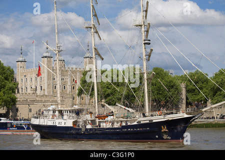 Tall Ship SV tenace la tour de Londres dans l'arrière-plan à Jubilee Sailing Ship Trust Banque D'Images