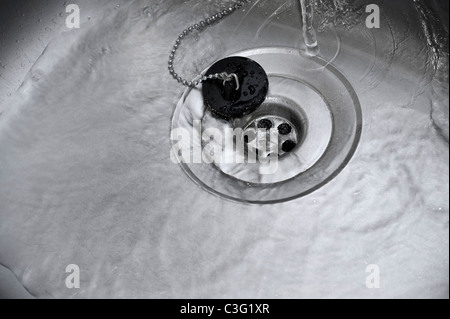 L'eau plughole dans un évier de cuisine Banque D'Images