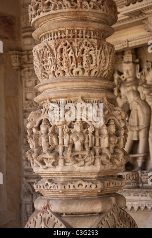 Détails du découpage sur une colonne d'un temple, Temple Akshardham Swaminarayan, Ahmedabad, Gujarat, Inde Banque D'Images