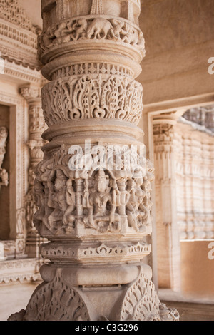 Détails du découpage sur une colonne d'un temple, Temple Akshardham Swaminarayan, Ahmedabad, Gujarat, Inde Banque D'Images