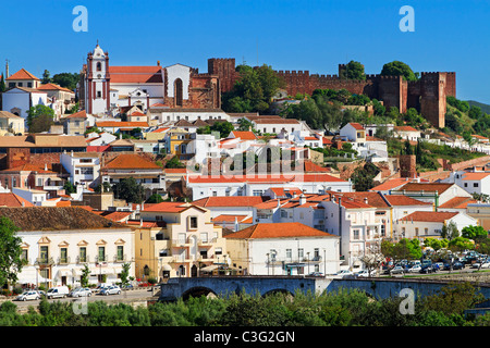 Albufeira, Algarve, Portugal. Vue de la ville avec le château et la cathédrale au sommet de la colline. Banque D'Images