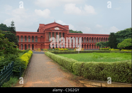 Façade d'un palais de justice, la Haute Cour du Karnataka, Bangalore, Karnataka, Inde Banque D'Images
