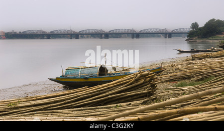 Pont sur la rivière, Vivekananda Setu, Kolkata, West Bengal, India Banque D'Images