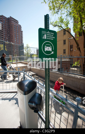 Un coulomb, Connect by Hertz dans la station Technologies ChargePoint Seward Park coopératives dans le Lower East Side à New York Banque D'Images