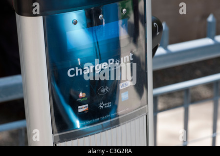 Un coulomb, Connect by Hertz dans la station Technologies ChargePoint Seward Park coopératives dans le Lower East Side à New York Banque D'Images