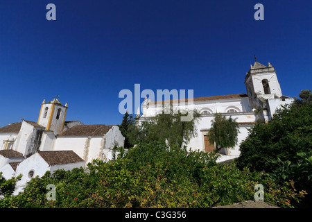 Igreja de Santa Maria do Castelo (à droite), et Igreja da Misericordia occuper la colline à Tavira, Algarve, Portugal Banque D'Images