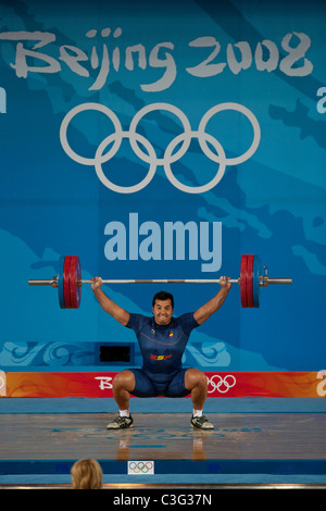 Jose Juan Navarro (ESP) en concurrence dans l'haltérophilie 94kg à la classe des Jeux Olympiques d'été de 2008, Pékin, Chine. Banque D'Images