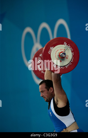 Anastasios Triantafyllou (GRE) qui se font concurrence dans l'haltérophilie 94kg à la classe des Jeux Olympiques d'été de 2008, Pékin, Chine. Banque D'Images