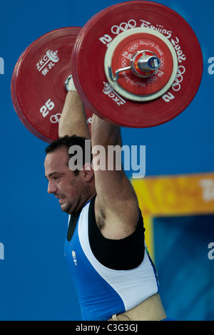 Anastasios Triantafyllou (GRE) qui se font concurrence dans l'haltérophilie 94kg à la classe des Jeux Olympiques d'été de 2008, Pékin, Chine. Banque D'Images