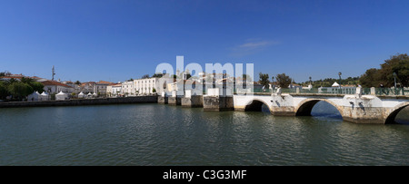 Avec le front de Tavira Ponte Romana, Algarve, Portugal. Banque D'Images