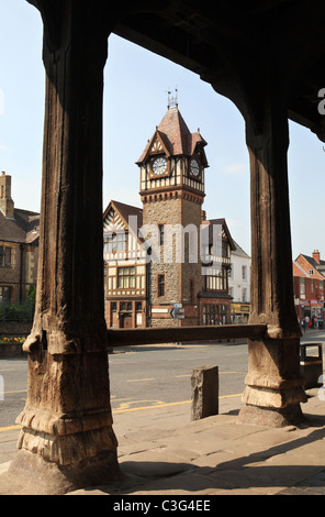 Ledbury ancienne bibliothèque clock tower vu à travers les supports de la 17e siècle Market House, Herefordshire, Angleterre, RU Banque D'Images