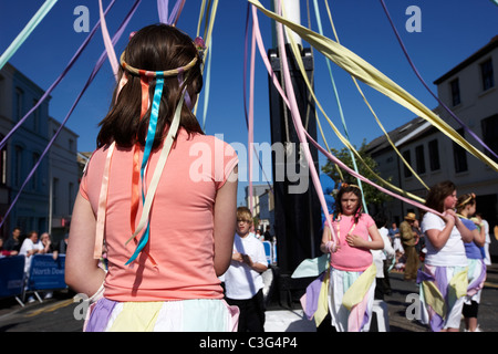 Les jeunes enfants filles danser autour d'un mât pour le premier mai au Royaume-Uni Banque D'Images