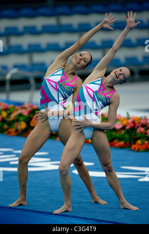 Concurrents en duo de natation synchronisée au Jeux Olympiques d'été 2008, Pékin, Chine. Banque D'Images