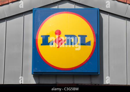 Le logo Lidl affiche à l'extérieur de la boutique de Woolwich, East London, UK. Banque D'Images