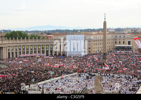 Les foules à Saint Peters Square pour célébrer la béatification du Pape Jean Paul II Banque D'Images